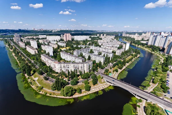 河川の流路 (Rusanovka 団地) 住宅団地。キエフ、ウクライナ。キエフ、ウクライナ — ストック写真
