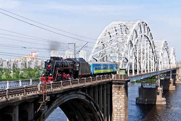 복고풍 열차와 철도 교량입니다. 키예프, 우크라이나입니다. 키예프, 우크라이나 — 스톡 사진