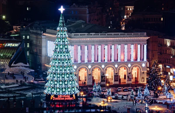KIEV (KYIV), UCRÂNIA - 26 DE DEZEMBRO: árvore de Ano Novo ucraniana principal na praça Maidan Nezalezhnosti (Praça da Independência) durante as férias de inverno em 26 de dezembro de 2012 em Kiev (Kiev), Ucrânia — Fotografia de Stock