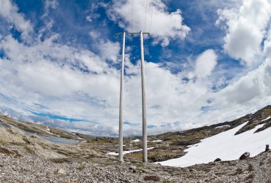 Yüksek gerilim hattı ve nordic mountain yatay olarak ahşap elektrik direkleri ile