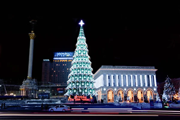 Kiev (Kiev), Ukraina - 26 December: Main ukrainska nyår träd på Maidan Nezalezhnosti kvadrat (Independence Square) under sportlov den 26 December 2012 i Kiev (Kiev), Ukraina — Stockfoto