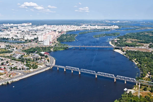 Vista aérea de la ciudad de Kiev, Ucrania. Río Dniéper con puentes. Distrito de Obolon en el fondo — Foto de Stock