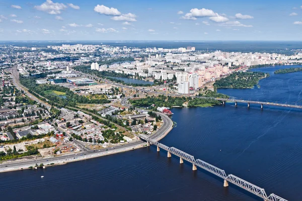 Flygfoto över Kiev (Kiev) stad, Ukraina. En snyggare flod med broar. Obolondistriktet i bakgrunden — Stockfoto