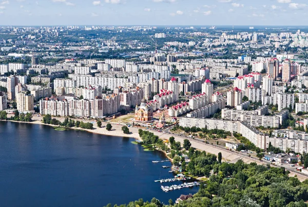 Luftaufnahme der Siedlung in Flussnähe. Kiew, Ukraine. kyiv, ukrainisch — Stockfoto