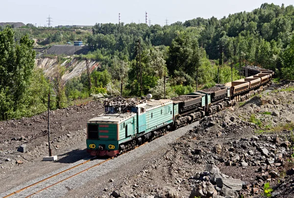 Tren en la mina a cielo abierto mineral de hierro va a cargar mineral de hierro en vagón de mercancías — Foto de Stock