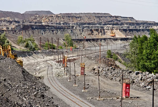 Vías férreas para el transporte de mineral de hierro. — Foto de Stock