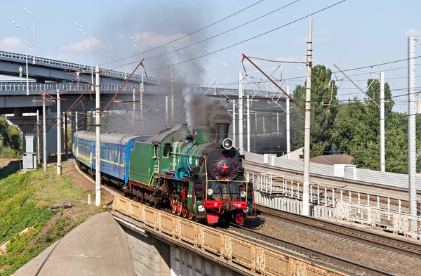 Retro vlak s parní lokomotivou v městě. Kyjev, Ukrajina. Kyjev, Ukrajina — Stock fotografie