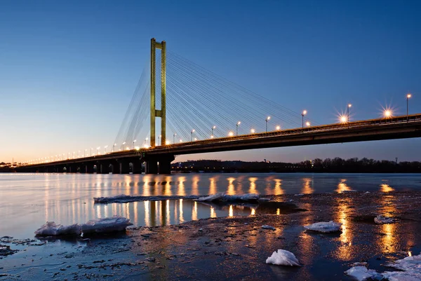 Akşam Güney Metro Köprüsü. Kiev, Ukrayna. Kyiv, Ukrayna