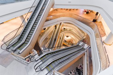 Kiev Merkez mağazası (Tsum) yeniden sonra. İç modern bir süpermarket. Mağaza yürüyen merdiven üzerinde 29 Kasım 2016 Kiev (Kiev), Ukrayna ile büyük salonunda (atrium)