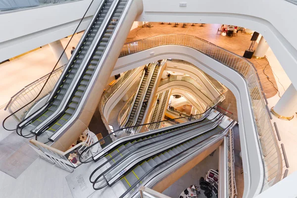 Kiev Merkez mağazası (Tsum) yeniden sonra. İç modern bir süpermarket. Mağaza yürüyen merdiven üzerinde 29 Kasım 2016 Kiev (Kiev), Ukrayna ile büyük salonunda (atrium)