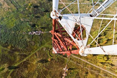 Radyo kulesinden aşağı bak. Radyo kulesi İnşaat