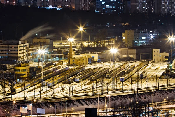Depot dla pociągów pasażerskich. Wgląd nocy zimowych — Zdjęcie stockowe