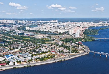 Ukrayna 'nın Kiev (Kyiv) şehrinin hava manzarası. Köprüleri olan Dinyeper Nehri. Arka planda Obolon bölgesi