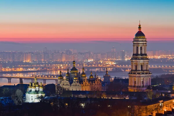 Vista aérea ao nascer do sol da Lavra de Kiev-Pechersk - um do símbolo principal de Kiev, Ucrânia — Fotografia de Stock