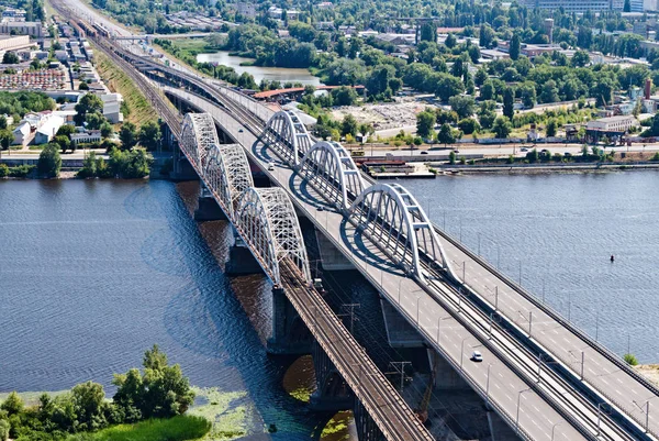Ukrayna Kiev (Kiev) şehrin havadan görünümü. Dnieper Nehri köprüler ile. Darnitskiy Köprüsü