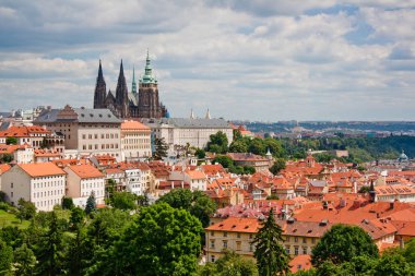 Hava kenti. St. Vitus Katedrali eski kasaba kırmızı çatılar üzerinden. Prague, Çek Cumhuriyeti