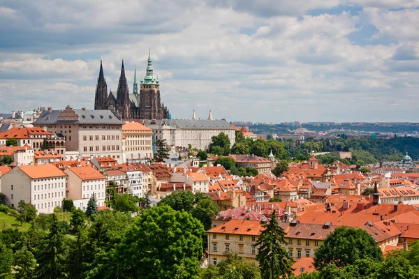 Vista aérea de la ciudad. Catedral de San Vito sobre los tejados rojos del casco antiguo. Praga, República Checa — Foto de Stock