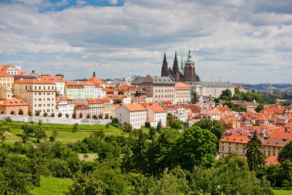 Widok z lotu ptaka na miasto. Katedra Świętego wita, dachy starego miasta czerwony. Praga, Republika Czeska — Zdjęcie stockowe