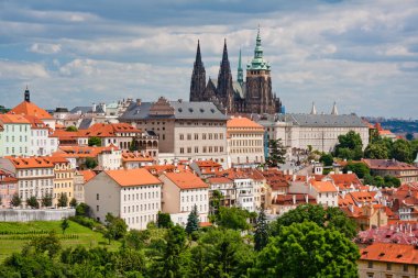 Hava kenti. St. Vitus Katedrali eski kasaba kırmızı çatılar üzerinden. Prague, Çek Cumhuriyeti