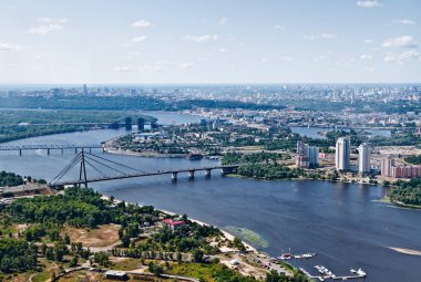 Ukrayna Kiev (Kiev) şehrin havadan görünümü. Dnieper Nehri köprüler ile. Şehir Merkezi içinde belgili tanımlık geçmiş