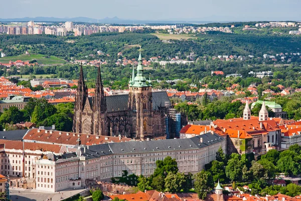 Widok z lotu ptaka na miasto. Katedra Świętego wita, dachy starego miasta czerwony. Praga, Republika Czeska — Zdjęcie stockowe