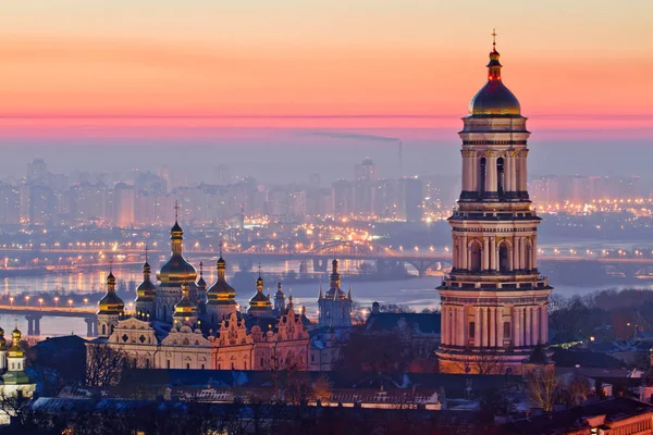 Vista aérea ao nascer do sol da Lavra de Kiev-Pechersk - um do símbolo principal de Kiev, Ucrânia — Fotografia de Stock