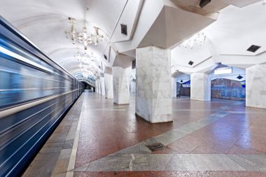 Metro istasyonunda taşıma tren. 