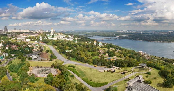 Vista aérea de la ciudad de Kiev, Ucrania. Río Dniéper con puentes. Kiev-Pechersk Lavra - uno de los principales símbolos de Kiev . —  Fotos de Stock