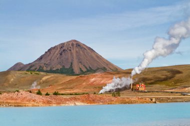 Mavi Göl yakınındaki jeotermal elektrik santrali. Myvatn jeotermal alanı, Kuzey İzlanda