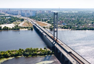 Ukrayna Kiev (Kiev) şehrin havadan görünümü. Dnieper Nehri ile kombine araba ve metro Köprüsü. Güney Köprüsü. Site içinde Osokorki içinde belgili tanımlık geçmiş