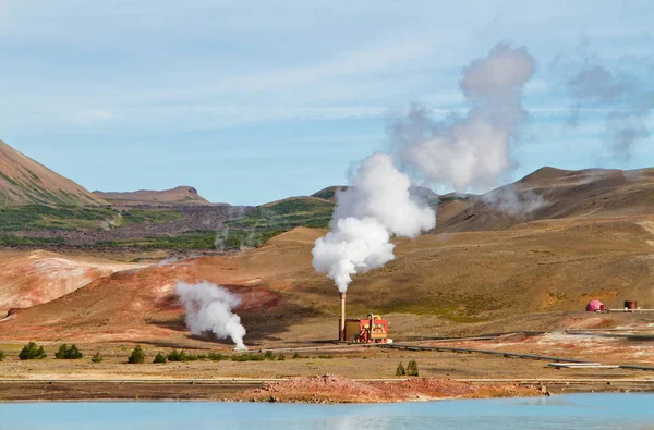 Mavi Göl yakınındaki jeotermal elektrik santrali. Myvatn jeotermal alanı, Kuzey İzlanda