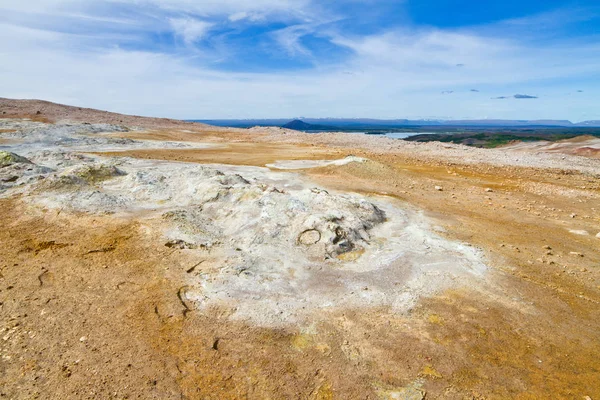 ミーヴァトン湖地熱温泉。Hverir 地熱地域、北アイスランド — ストック写真