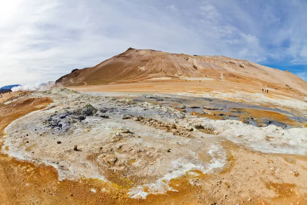 Fonte geotérmica perto do lago Myvatn. Área geotérmica de Hverir, norte da Islândia — Fotografia de Stock