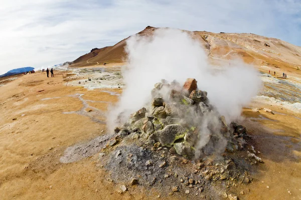 Fonte geotérmica perto do lago Myvatn. Área geotérmica de Hverir, norte da Islândia — Fotografia de Stock