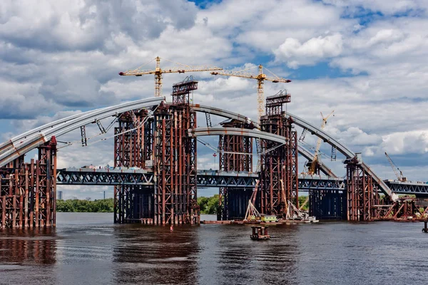 Carro combinado e ponte de metrô em construção. Montagem de arco de aço. Ponte Podolskyi inacabada. Kiev, Ucrânia. Kiev, Ucrânia . — Fotografia de Stock