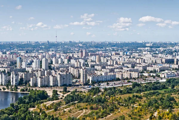 Wohnsiedlung. Obolonviertel. Kiew, Ukraine. kyiv, ukrainisch — Stockfoto