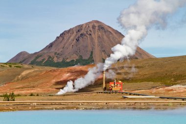 Mavi Göl yakınındaki jeotermal elektrik santrali. Myvatn jeotermal alanı, Kuzey İzlanda