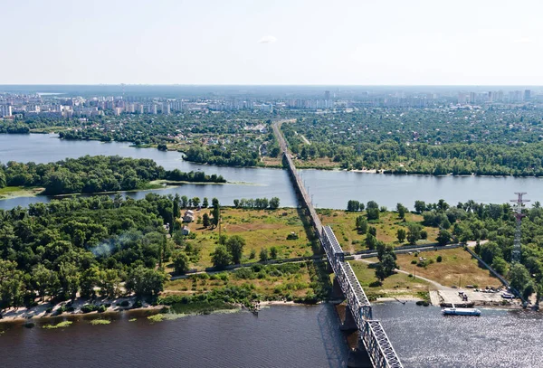 Luftaufnahme der Stadt Kiew (kiw), Ukraine. Dnjepr mit Brücken. Tröschchina-Bezirk im Hintergrund — Stockfoto