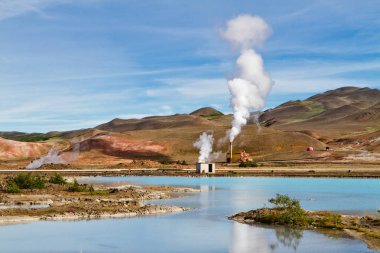 Mavi Göl yakınındaki jeotermal elektrik santrali. Myvatn jeotermal alanı, Kuzey İzlanda