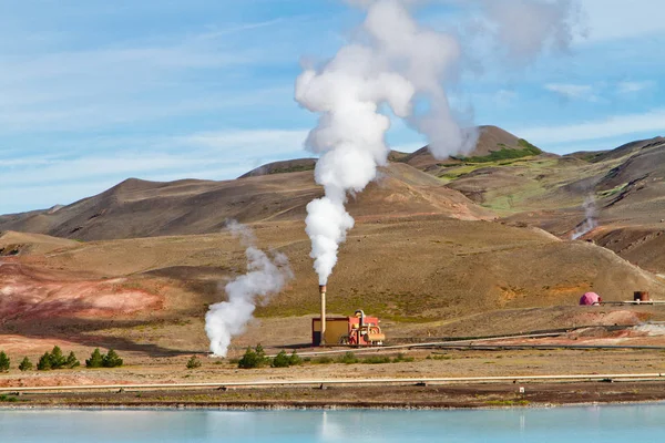 Mavi Göl yakınındaki jeotermal elektrik santrali. Myvatn jeotermal alanı, Kuzey İzlanda