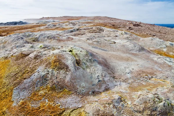 Geotermikus tavaszi Myvatn-tó közelében. Hverir Geotermális területen, Észak-Izland — Stock Fotó