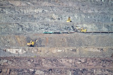 Benim içine ürünler wagon üzerinde açık döküm demir cevheri demir cevheri yükleme tarak. Krivoy Rog, Ukrayna