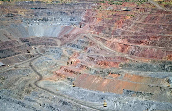Giant järnmalm dagbrott mine. Krivoy Rog, Ukraina — Stockfoto