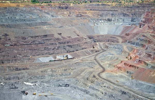 Una mina gigante de hierro a cielo abierto. Krivoy Rog, Ucrania — Foto de Stock