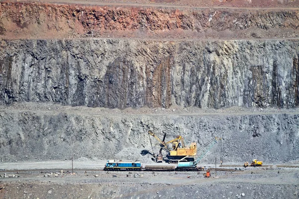 Benim içine ürünler wagon üzerinde açık döküm demir cevheri demir cevheri yükleme tarak. Krivoy Rog, Ukrayna