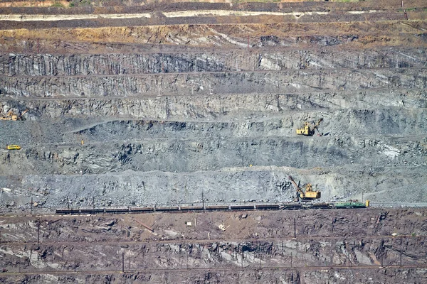 Benim içine ürünler wagon üzerinde açık döküm demir cevheri demir cevheri yükleme tarak. Krivoy Rog, Ukrayna