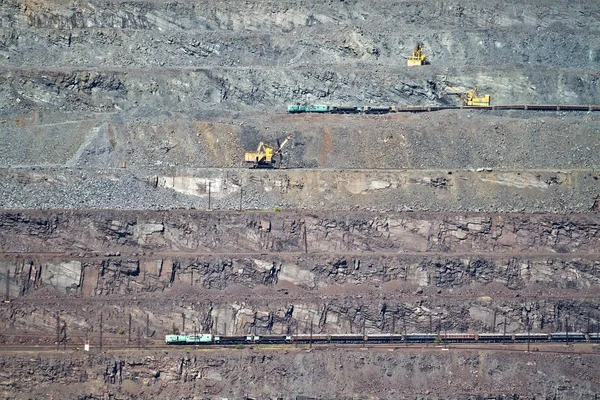 Excavadora cargando mineral de hierro en vagón de mercancías en la mina a cielo abierto de mineral de hierro. Krivoy Rog, Ucrania — Foto de Stock