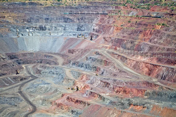 Giant järnmalm dagbrott mine. Krivoy Rog, Ukraina — Stockfoto