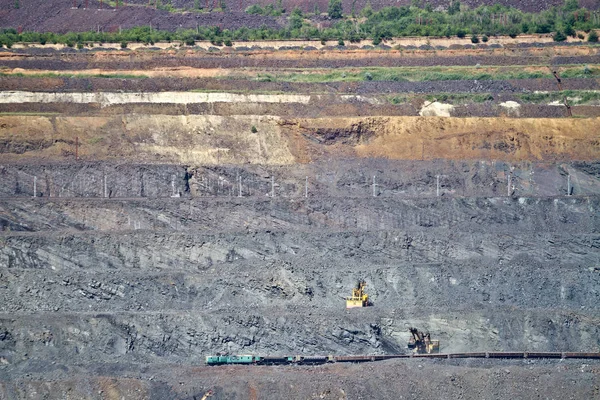 挖掘机铁矿石装入货物货车上露天铁矿矿井。Krivoy Rog，乌克兰 — 图库照片