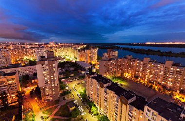 Site içinde geceleri. Obolon bölgesi. Kiev, Ukrayna. Kyiv, Ukrayna
